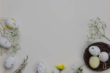 Paskalya yumurtaları çiçek açan çiçekler ile. Beyaz arka plan üzerinde. İllüstrasyon