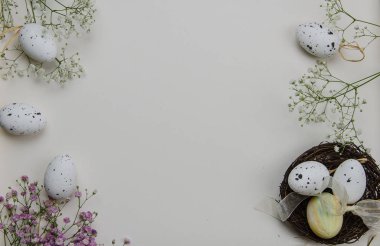 Paskalya yumurtaları çiçek açan çiçekler ile. Beyaz arka plan üzerinde. İllüstrasyon