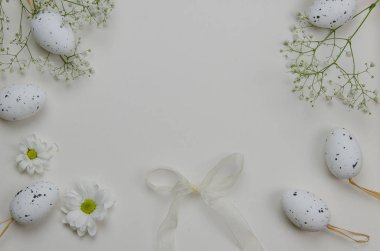 Paskalya yumurtaları çiçek açan çiçekler ile. Beyaz arka plan üzerinde. İllüstrasyon