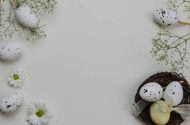 Paskalya yumurtaları çiçek açan çiçekler ile. Beyaz arka plan üzerinde. İllüstrasyon