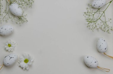 Paskalya yumurtaları çiçek açan çiçekler ile. Beyaz arka plan üzerinde. İllüstrasyon