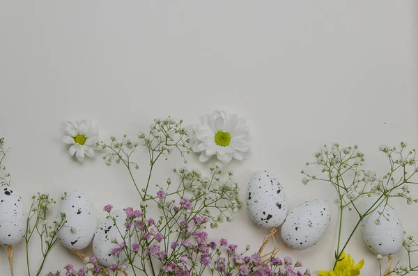 Пасхальні яйця з квітами. На білому тлі. Ілюстрація — стокове фото