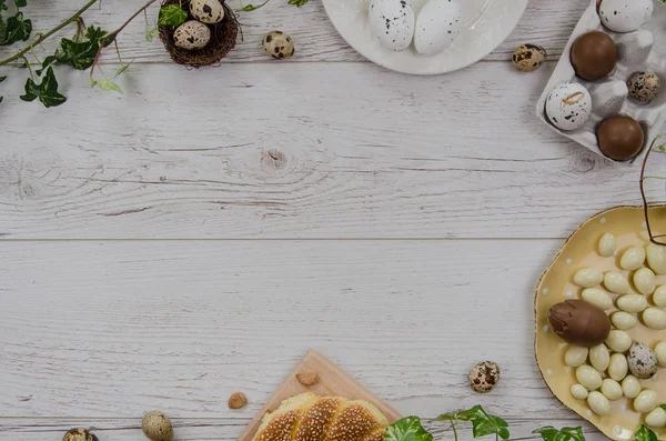 Choklad påsk ägg över trä bakgrund med lokal eller utrymme för kopiering, text, ord — Stockfoto