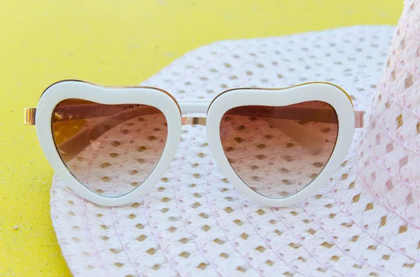 Mode Sonnenbrille Herz auf rosa Hut geformt — Stockfoto