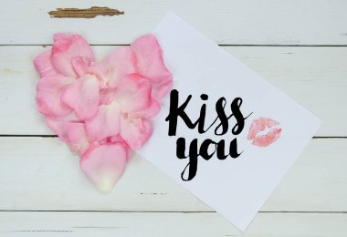 Gül yaprakları kalp ile mesaj öpücük ve ruj öpücük