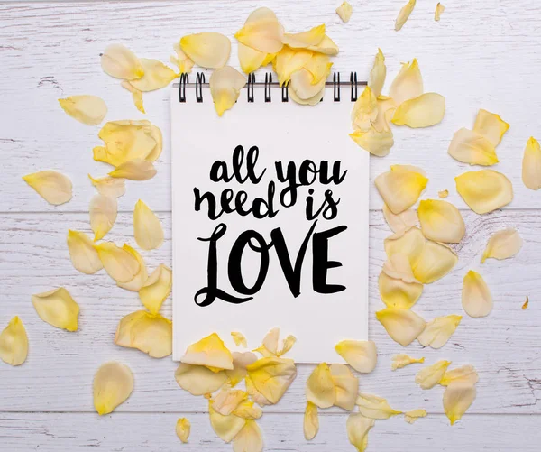 Todo lo que necesitas es un póster de amor con pétalos de rosa amarilla — Foto de Stock