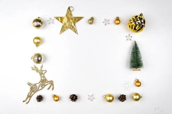 Buon Natale e felice anno nuovo composizione cornice. Regalo di Natale, pigne, albero di Natale, cervo dorato su sfondo bianco. Posa piatta, vista dall'alto — Foto Stock