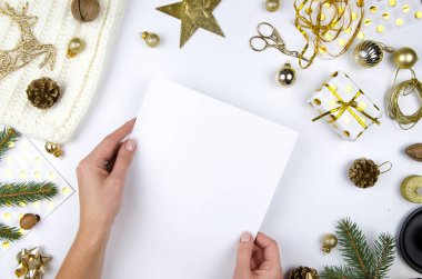 Noel ve yeni yıl hediyeleri, çam dalları ve çam konileri elleri ile düz yatıyordu arka plan. Üstten Görünüm