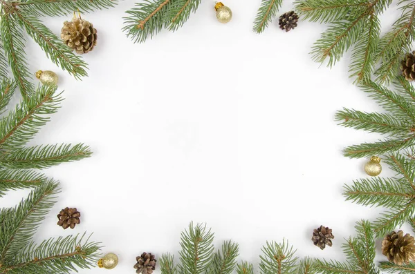 Rami di abete di cornice di Natale, coni e palle d'oro. Carta da parati di Natale. Posa piatta, vista dall'alto. Mockup — Foto Stock
