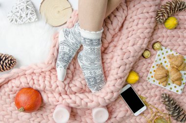 Merinos yün battaniye, moda kavramı üzerinde bir çoraplı kız bacaklar. Yakın çekim duygusuzca