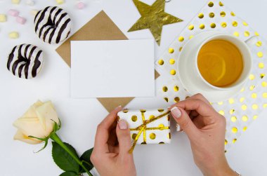 Metniniz için mockup şablon boş alanı. Hediyelik çay, çörek ve beyaz gül tutan kız. Duygusuzca görünümü - top.