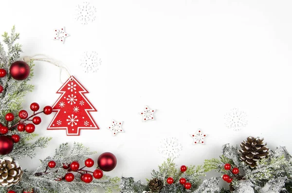 Natale composizione flatly. Trendy layout mockup realizzato in albero di Natale rosso. pigne e rami di bacche di agrifoglio rosso con spazio copia sul tavolo. Concetto piatto. Natale! — Foto Stock
