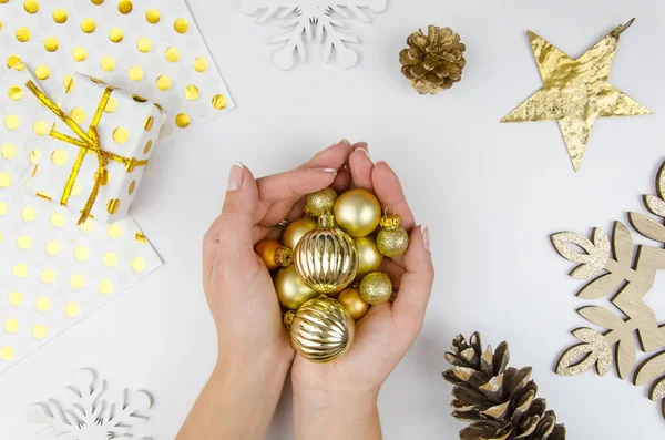 Mulher segurando ouro natal balls.flat leigos, vista superior — Fotografia de Stock