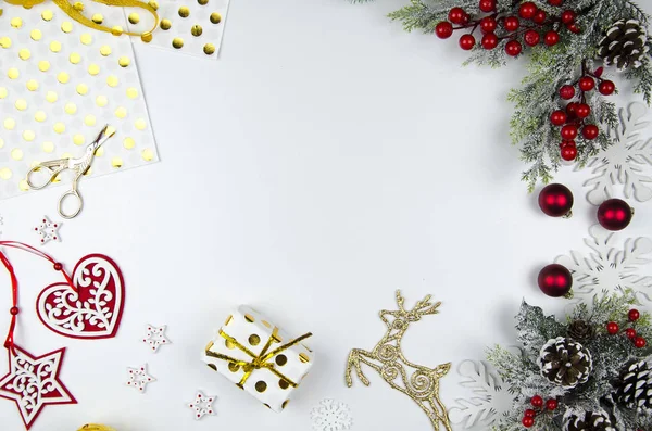 Natal e Ano Novo mockup flat lay estilo cena com árvore de Natal, veados e decorações flat lay. Espaço de cópia da vista superior — Fotografia de Stock