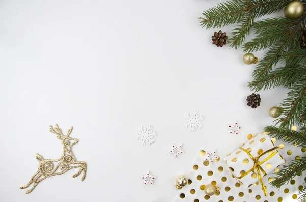 Maqueta de Navidad plana escena de estilo laico con árbol de Navidad, ciervos y decoraciones. Copiar espacio — Foto de Stock