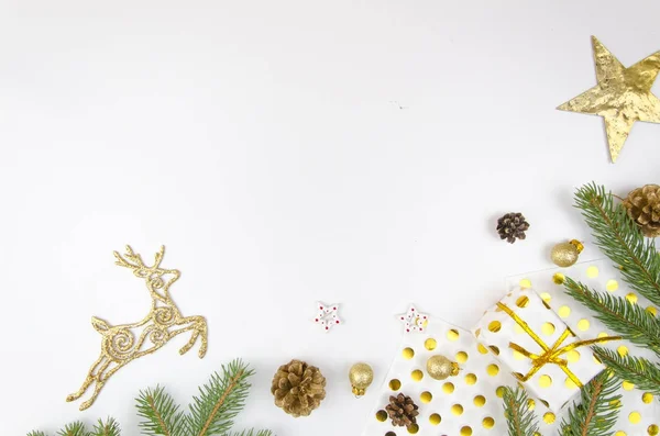 Natal mockup flat lay estilo cena com árvore de natal, veados, estrela dourada e decorações. Espaço de cópia — Fotografia de Stock