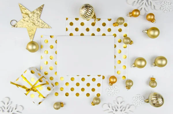 Natal banner mockup flatlay fundo com bolas douradas e decorações de Natal. Feliz Natal cartão de saudação . — Fotografia de Stock