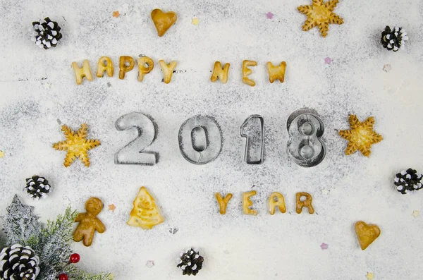 Navidad año nuevo composición con galletas crudas y cifras 2018 de harina sobre fondo de Navidad — Foto de Stock