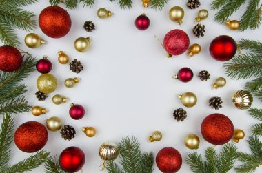 Chrismas çerçeve. Noel kompozisyon altın ve kırmızı topları bir Noel ağacı ve çam dalları için yapılmış. Kış düz yatıyordu.