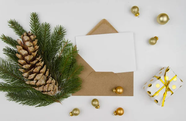 Natal cartão flatlay fundo com cones, abeto de natal, veados de brinquedo. Natal mockup espaço em branco vista superior — Fotografia de Stock