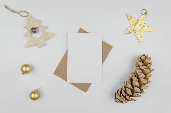 Buone feste natalizie decorazioni palle, albero di Natale, stella d'oro e grande pigna . — Foto Stock