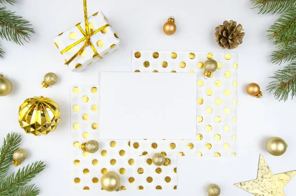 Romantische Weihnachtskomposition. Papierrohlinge, Christbaumzweige, goldene Dekorationen und Geschenkschachteln auf weißem Hintergrund. flache Lage, Draufsicht, Kopierraum, Horisontal-Attrappe — Stockfoto