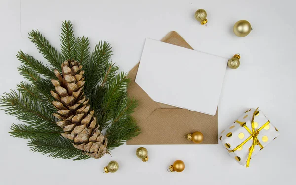 Carta de Natal em envelope flatlay fundo com cones, abeto de natal, veados de brinquedo. Natal mockup espaço em branco vista superior — Fotografia de Stock