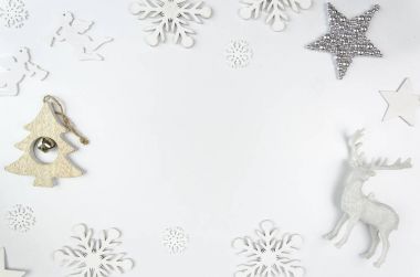 Neşeli Noel çerçeve mockup. Noel geyik, Gümüş Yıldız ve kar taneleri. Flatlay temiz mockup