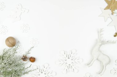 Neşeli Noel çerçeve mockup. Noel geyik, Gümüş Yıldız ve koniler ile Noel ağacı dalı. Flatlay mockup