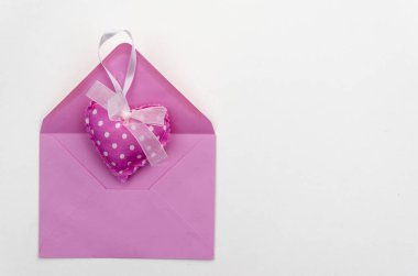 Zarf kalp ile. Sevgililer günü aşk. Pembe el yapımı kalp. Düz yatıyordu