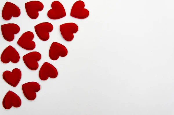 Fondo confeti rojo en forma de corazón o borde de esquina sobre blanco. Vista superior, plano — Foto de Stock