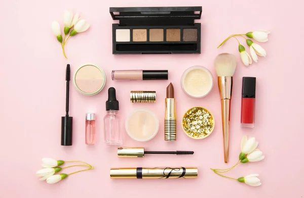 Cosméticos decorativos profissionais, ferramentas de maquilagem e acessório em fundo rosa. Conceito de beleza, moda e compras. composição de leigos planos, vista superior. Mockup para blog de beleza — Fotografia de Stock