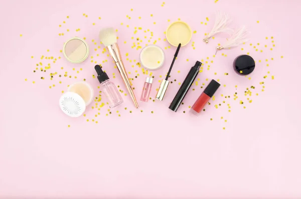 Conjunto de maquiagem de cosméticos decorativos profissionais, ferramentas de maquiagem e acessórios em fundo rosa. conceito de beleza, moda e compras. composição plana da configuração, vista superior — Fotografia de Stock