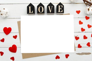 Boş beyaz kağıt levha kırmızı Kalpler ve sevgi ile ahşap arka plan üzerinde. Üstten Görünüm. Düz yatıyordu. Aşk mesajı