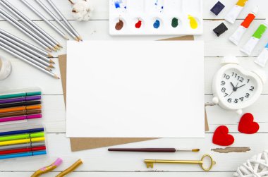 Mutlu Sevgililer günü kavramı. Boş kağıt sayfası kalp ile çalar saat şeklinde. Kırmızı Kalpler ve farklı kurşun kalem, boya ve Beyaz ahşap zemin üzerine çizmek için işaretler. Düz yatıyordu. Mockup yazı