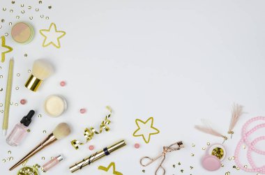 Güzellik arka plan. Çeşitli makyaj ürünleri ve aksesuar olarak çerçeve. Parlak parlayan tatil makyaj. Tonlu görüntü, kopya alanı
