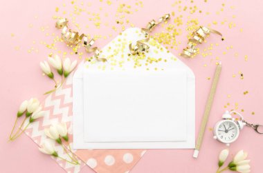 Zarf, altın konfeti ve çalar saat ile boş oyun kağıdı. Mockup şablonu. Yukarıdan görüntülemek