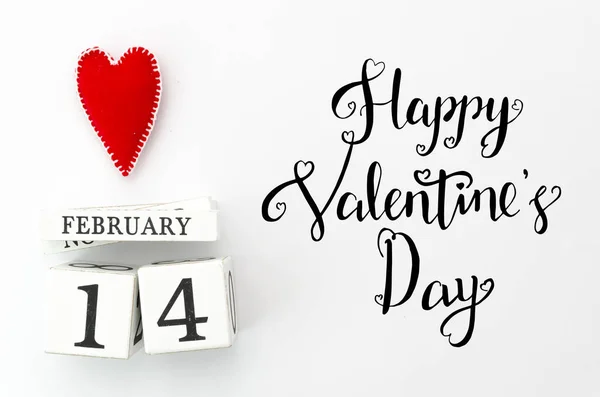 Happy Valentijnsdag belettering. Witte eeuwigdurende kalender met rood hart op de bovenste kaart van de dag van Valentijnskaarten. Flat lag. Wenskaart — Stockfoto