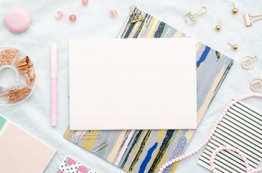 Düz sketchbook ve ofis malzemeleri beyaz zemin üzerine yatırın. Üstten Görünüm mockup