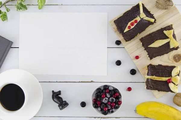 Fondo del día de los padres con papel en blanco, desayuno dulce de tostadas, bayas y café. Primer plano con fondo de madera blanca y espacio de copia vacío para su texto. Plano lay mockup — Foto de Stock