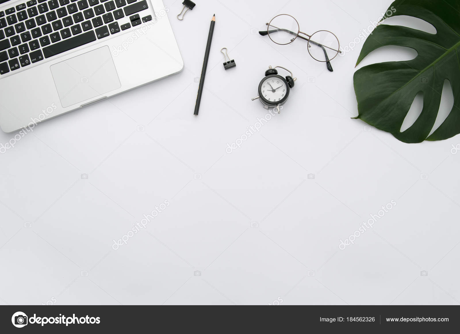 Mock-up home-Office-Arbeitsplatz mit Laptop, Palmblatt, Notebook und ... Mock-up home-Office-Arbeitsplatz mit Laptop, Palmblatt, Notebook und ...
