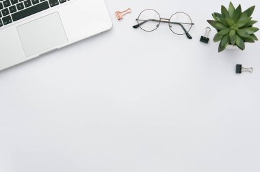 Düz yatıyordu ev ofis çalışma alanı dizüstü, yeşil çiçek, gözlük ve aksesuarları ile alay. Üstten Görünüm kopya alanı