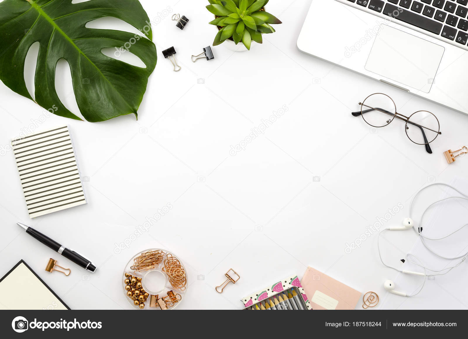 Home-Office Arbeitsbereich flach legen Rahmen mit Laptop, Palmwedel ... Home-Office Arbeitsbereich flach legen Rahmen mit Laptop, Palmwedel ...