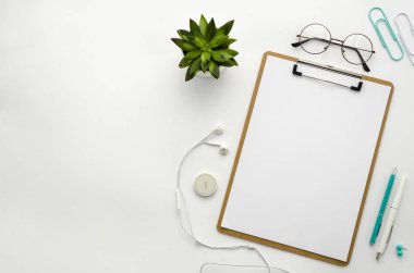 Pano kadar sahte. Ev ofis çalışma alanı düz yatıyordu mockup Pano, çiçekler ve mavi aksesuarlar ile. Düz yatıyordu, en iyi görünümü