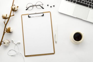 Ev ofis çalışma alanı mockup dizüstü bilgisayar, Pano, pamuk, kahve, kulaklık, gözlük ve aksesuarları. Düz yatıyordu, en iyi görünüm. Blog, bloger, iş şablon