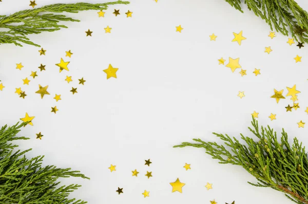 Jul ram gräns mockup med kopia utrymme för 2020 text. Cypress grenar och guldstjärna konfetti. Platt ligg, ovanifrån — Stockfoto