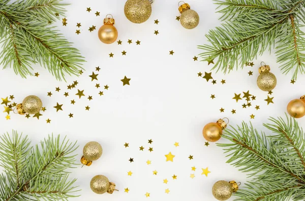 金色的圣诞之星装饰在白色背景的冷杉枝条上。 具有复制空间的Xmas帧模型平面布局视图 — 图库照片