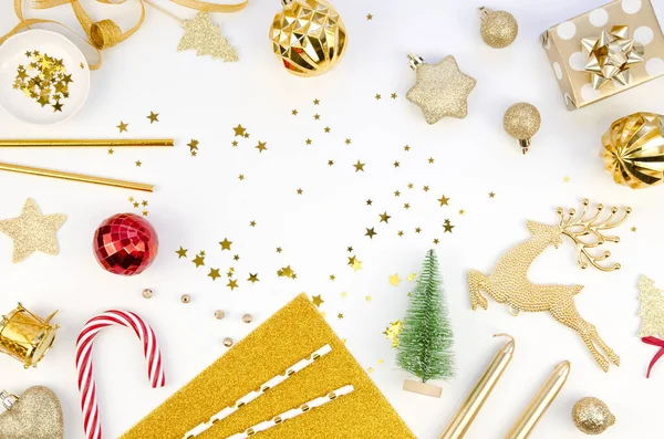 Flat lay arranjo xmas em ouro e branco cores: decorações de Natal. cana-de-açúcar e ícones no fundo branco — Fotografia de Stock