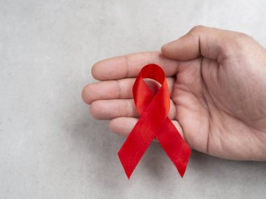 Arka planda el yapımı AİDS kurdelesi var. 1 Aralık Günü konsepti
