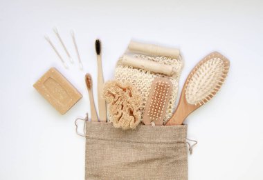 Beyaz arka planda yıkanmak için sıfır atık ahşap döşeme. Üst görünüm sıfır plastik konsept